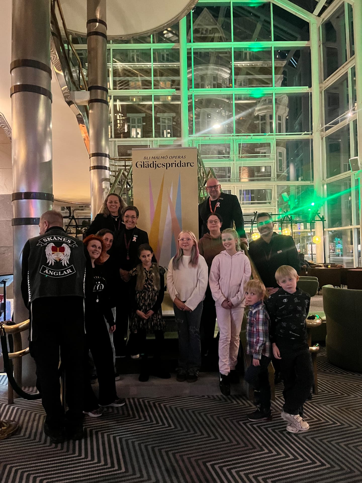 Barn, familjer och Skånes Änglar på Malmö Opera med Glädjespridarna