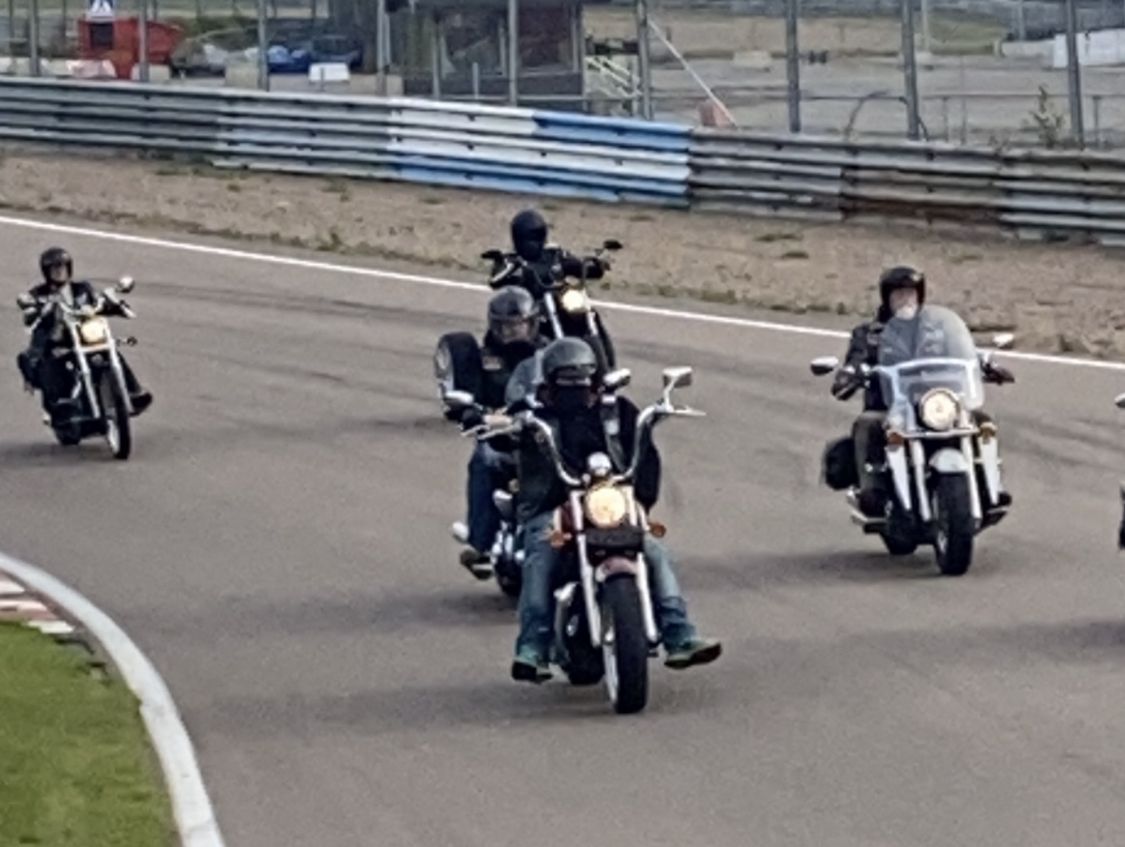Motorcyklar på bana